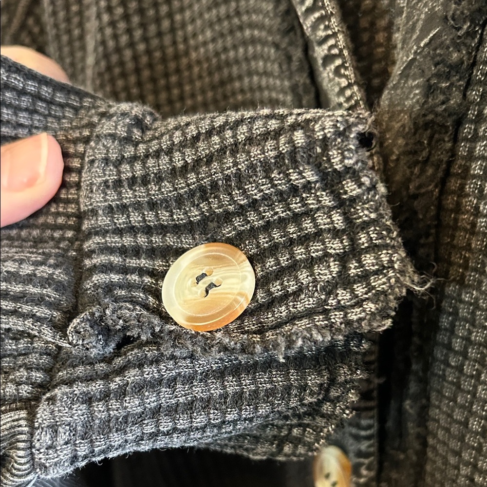 Elegant Black Textured Button-Down Shirt - Picture 6 of 7